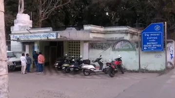 Expired liquor seized from Bolangir bar, Excise Department files irregularity report