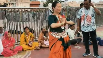 Taiwan devotee performs Odissi dance at Puri Srimandir’s Singhadwar, draws applause