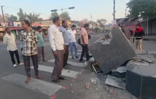 Trailer hits statue of former minister Ghasiram Majhi in Nuapada
