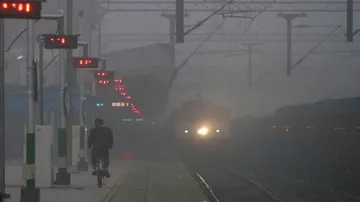 Cold morning in Delhi; 18 trains cancelled, 30 delayed due to fog