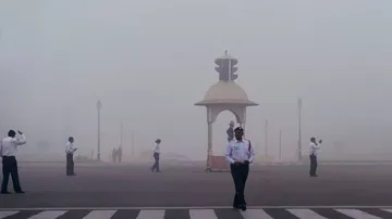Dense fog engulfs Delhi on R-Day