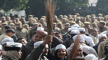 AAP ousts Bhushan, Yadav from top body in split decision 