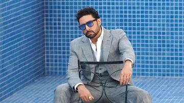 Abhishek Bachchan Gets Candid On Big Bull’s OTT Release, Big B Sleeping On Marine Drives & More | Watch