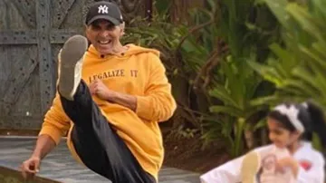 Khiladi Akshay Kumar Gives The Best 'Last-Minute Tips' To His Adorable 'Karate Girl'