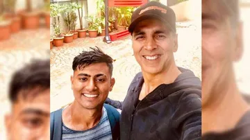Fan walks over 900 kms to meet Akshay Kumar