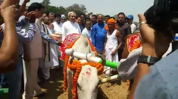CM performs ‘Akhi Muthi Anukula’ on Akshaya Tritiya