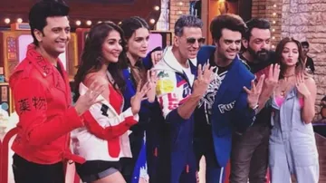 This Is How Akshay Kumar Treats Contestant In Manish Paul’s Show WATCH