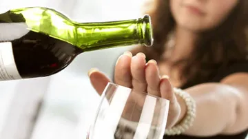 Reduced alcohol intake could help quit smoking, says study