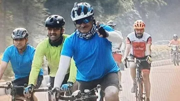 Army commander cycles to Jaipur to take charge