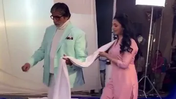 When Amitabh Bachchan Led Divyanka Tripathi By Her 'Dupatta'