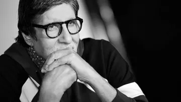 Amitabh Bachchan Hits 45 Million Followers In Twitter, Celebrates By Sharing Throwback Picture From 'Coolie' Days