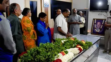 Thousands pay homage to Ananth Kumar in Bengaluru