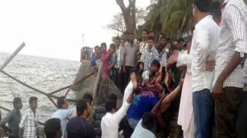 21 die as boat capsizes 