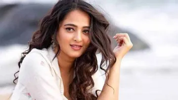 Anushka Shetty Reveals Shapely Figure In Low-waist Jeans (Check pics)