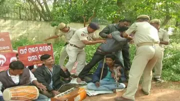 Art, Physical Education instructors resort to unique protest