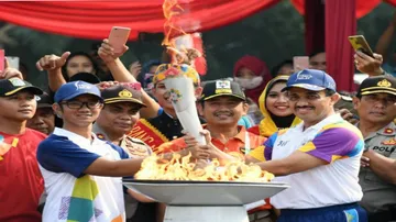 Asiad flame enters Jakarta, to be paraded in city