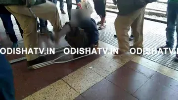 ‘Divyang’ kicked mercilessly by RPF staff for stealing mobile