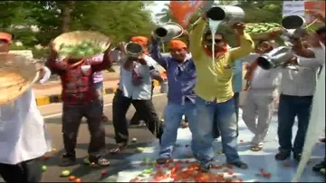 BJP Krushak Morcha protests over distress sale of veggies, lack of cold storage