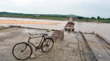 Under-construction bridge caves in; narrow escape for 5 workers