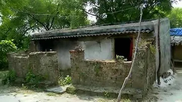 Mob Thrashes Girl, 3 Youths On Sex Racket Suspicion in Bolangir