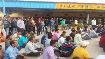 Rail passengers demand halt of express trains at Bamur station
