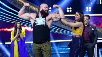 Bhaijaan Salman Khan welcomes Brown Strowman on Sony TV Dus Ka Dum!