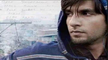 Ranveer's hip-hop style announcement of 'Gully-Boy' trailer is phenomenal!