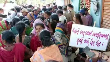 Chit fund victims stage dharna over non-payment of money in Berhampur
