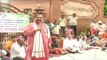 Cong ghearoes BMC office demanding resignation of Dy Mayor