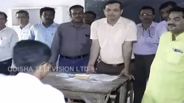 Puri collector turns teacher during school visit