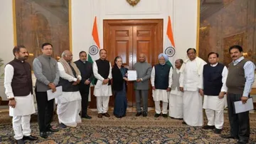 Delhi violence: Cong leaders meet Prez, demand Amit Shah's resignation over 'abdication of duty'