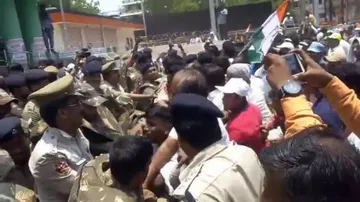Congress activists protest before CMC, scuffle with police