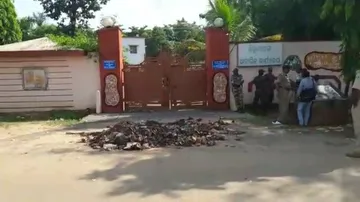 Dumping garbage outside Collector’s office Cong activists protest apathy