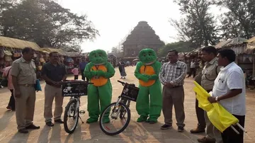 Two students call for Olive Ridleys protection through cycle expedition