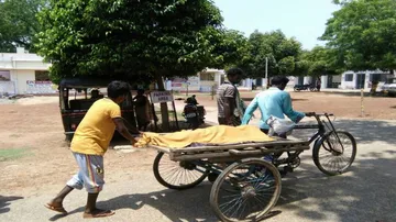 Mahaprayan failure: Father carries son's body on trolley in Nilagiri