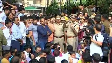 Delhi Police Ends Protest