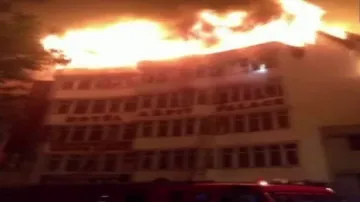 9 dead after fire breaks out at a hotel in Delhi