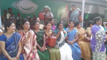BJD women wing demands rollback of LPG price hike
