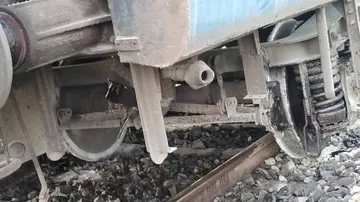 Howrah-Puri Dhauli Express derails