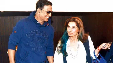 Throwback: Dimple Kapadia Stabbed Akshay Kumar During Award Function That Led To Bleeding