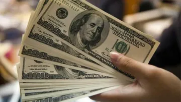 US dollar rises against most major currencies
