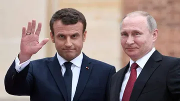 Macron meets Putin, warns over Syrian chemical weapons