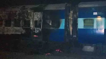 Fire breaks out on Yesvantapur-Tatanagar Express in Andhra