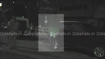 Bhubaneswar: Drunken woman on street gives police tough time