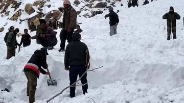 Himachal avalanche: 5 soldiers still missing, bad weather hampers efforts