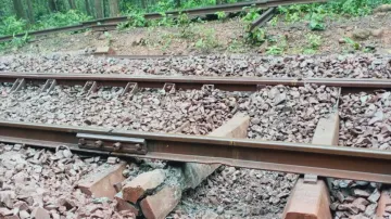 Maoists blow up railway tracks 