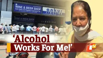 Huge Crowd At Liquor Vends As Delhi Goes Into 6-day Complete Lockdown