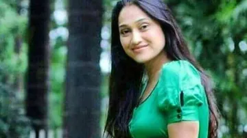 TMKOC's Disha Vakani Surprises With Her Hot Dance; Fans Comment 'Jethalal Ko Bolu Kya'