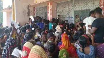 Covid Vaccination Centre In Cuttack Witnesses Chaotic Scenes 