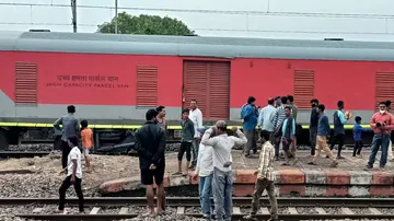 Yesvantpur- Howrah Duronto Express’ Parcel Van Derails In Odisha